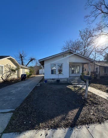 3-bedroom rental at 942 W Lynwood in San Antonio, TX — photo 2