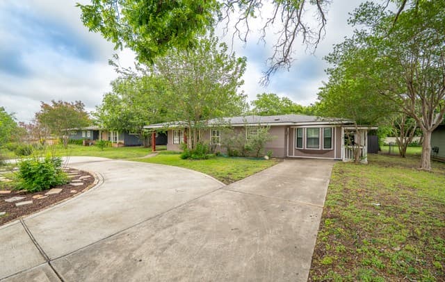 3-bedroom rental at 636 Rittiman Rd in Terrell Hills, TX — photo 3
