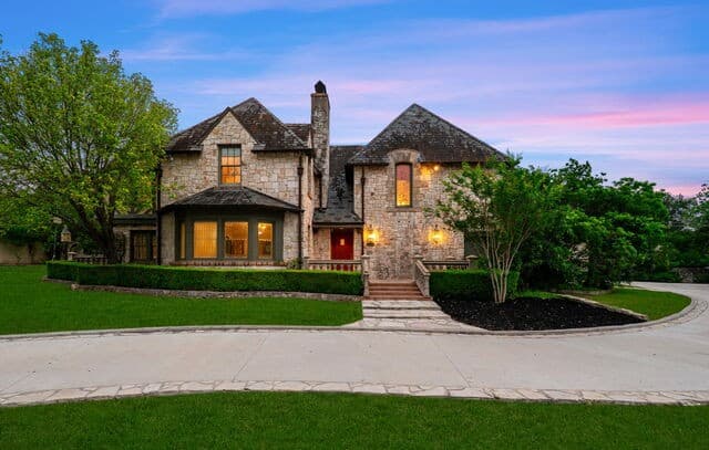 5-bedroom rental at 604 E Olmos in Olmos Park, TX — photo 2
