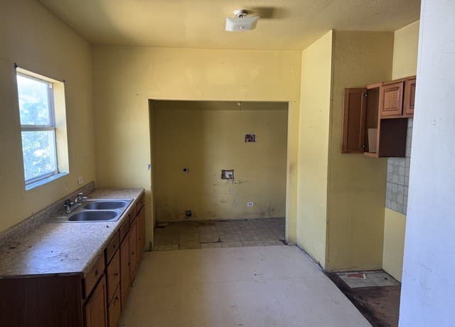 2-bedroom rental at 1751 W Kings Hwy in San Antonio, TX — photo 5