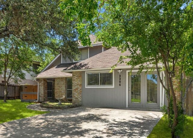 4-bedroom rental at 2206 Peach Blossom St in San Antonio, TX — photo 2