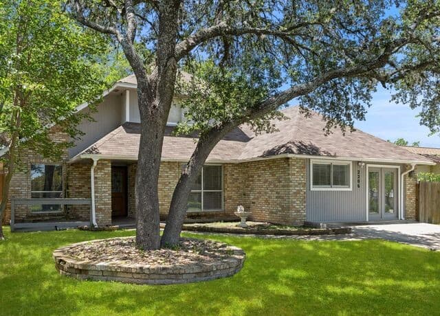 4-bedroom rental at 2206 Peach Blossom St in San Antonio, TX — photo 3