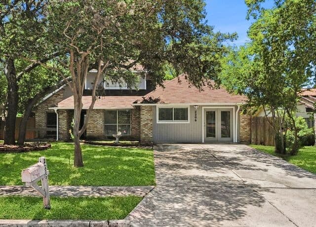 4-bedroom rental at 2206 Peach Blossom St in San Antonio, TX — photo 4