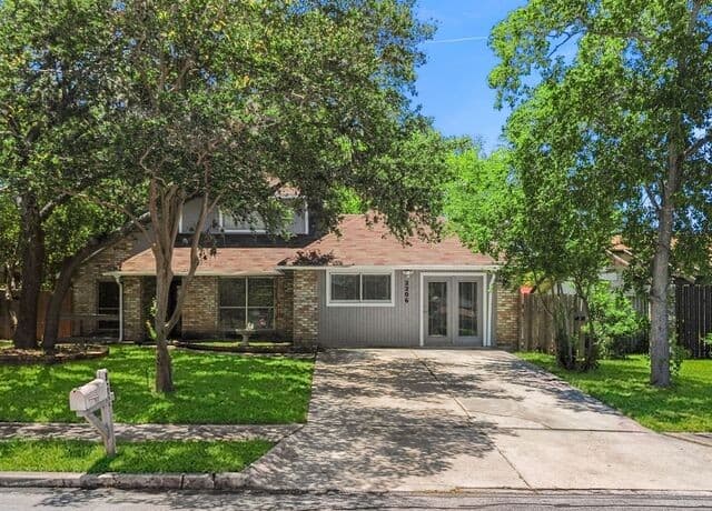 4-bedroom rental at 2206 Peach Blossom St in San Antonio, TX — photo 5