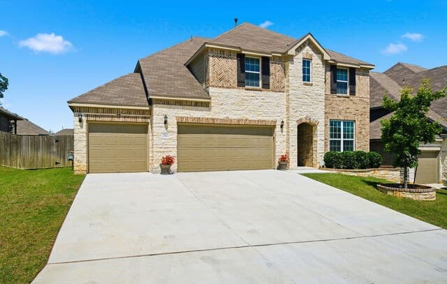 5-bedroom rental at 27613 Lodge Pole Pne in Boerne, TX — photo 2
