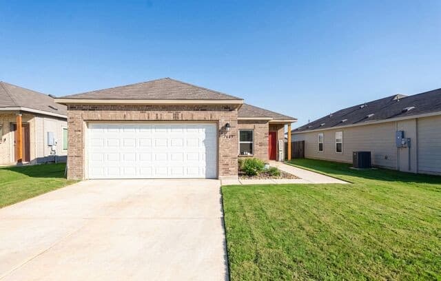 3-bedroom rental at 7663 Stud Dr. in Elmendorf, TX — photo 2