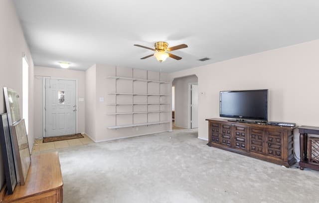 3-bedroom rental at 13422 Rutgers Gdn in San Antonio, TX — photo 3