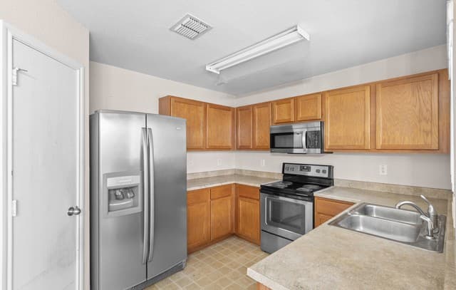 3-bedroom rental at 13422 Rutgers Gdn in San Antonio, TX — photo 5
