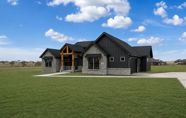 5-bedroom rental at 108 Pioneer Dr in La Vernia, TX — photo 2