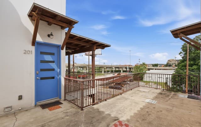 2-bedroom rental at 1542 N Alamo St Unit 201 in San Antonio, TX — photo 2