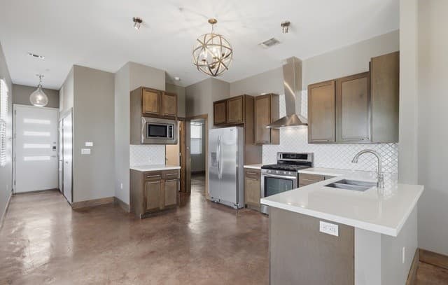2-bedroom rental at 1542 N Alamo St Unit 201 in San Antonio, TX — photo 3