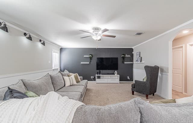 4-bedroom rental at 11855 Claudette St in San Antonio, TX — photo 3