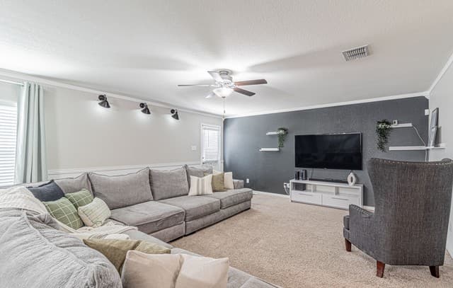 4-bedroom rental at 11855 Claudette St in San Antonio, TX — photo 4