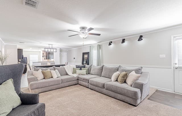 4-bedroom rental at 11855 Claudette St in San Antonio, TX — photo 5