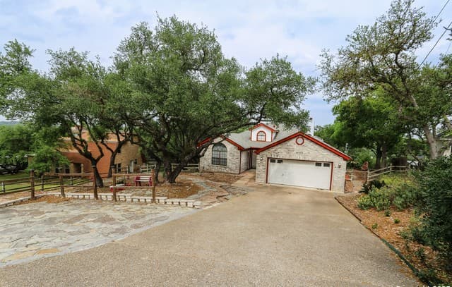 3-bedroom rental at 26002 Choctaw Trl in San Antonio, TX — photo 2