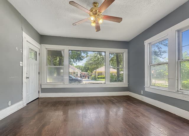 5-bedroom rental at 423 Barrett Place in San Antonio, TX — photo 2
