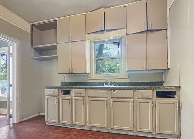 5-bedroom rental at 423 Barrett Place in San Antonio, TX — photo 5