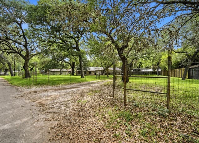 3-bedroom rental at 19214 Grey Forest in Helotes, TX — photo 2