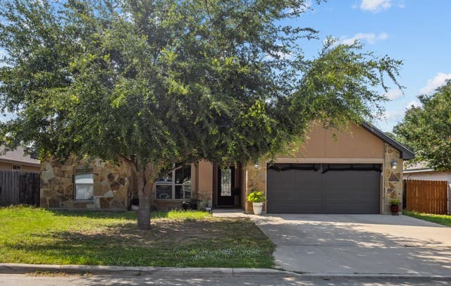 4-bedroom rental at 1812 Wandering Trail in Pleasanton, TX — photo 2