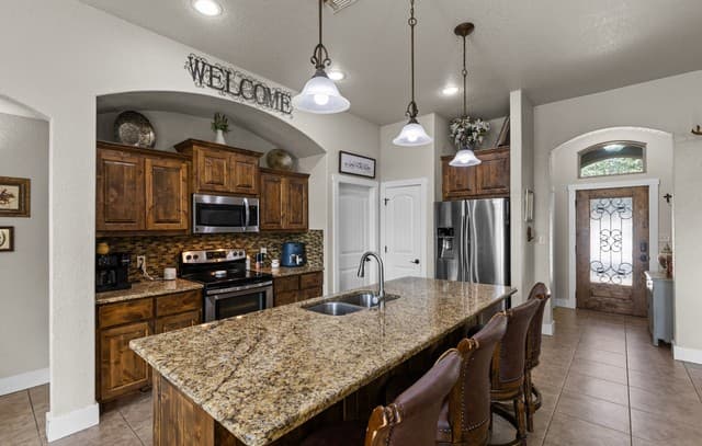 4-bedroom rental at 1812 Wandering Trail in Pleasanton, TX — photo 4