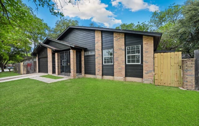3-bedroom rental at 4319 Golden Spice in San Antonio, TX — photo 2