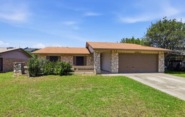 4-bedroom rental at 6923 Scottswood in San Antonio, TX — photo 1