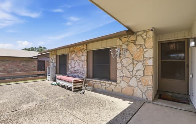 4-bedroom rental at 6923 Scottswood in San Antonio, TX — photo 2
