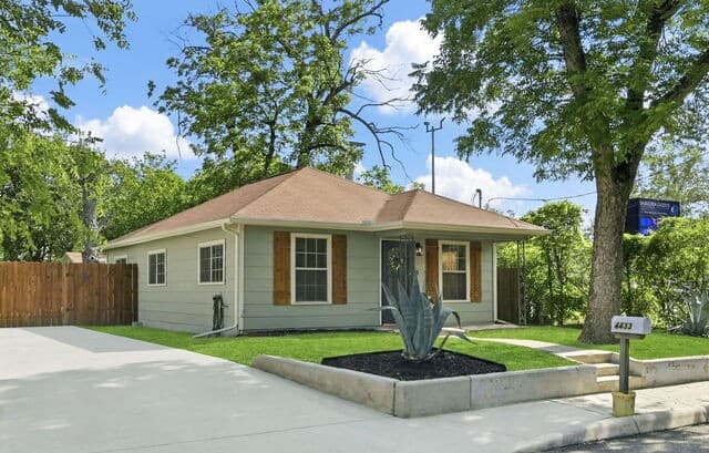 3-bedroom rental at 4433 Monterey St. in San Antonio, TX — photo 2