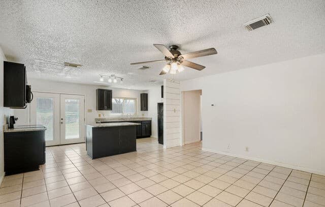 3-bedroom rental at 5942 Hidden Glade in San Antonio, TX — photo 2