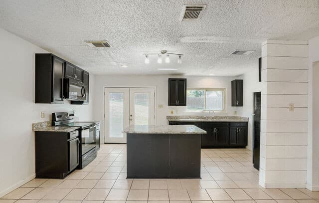 3-bedroom rental at 5942 Hidden Glade in San Antonio, TX — photo 3