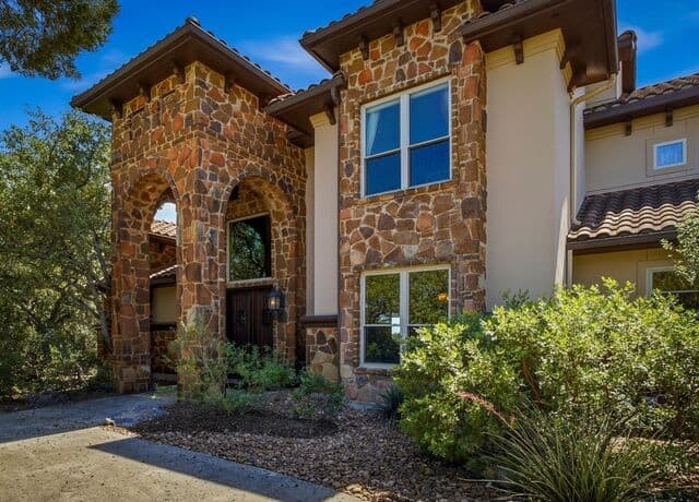 5-bedroom rental at 14950 Iron Horse Way in Helotes, TX — photo 2