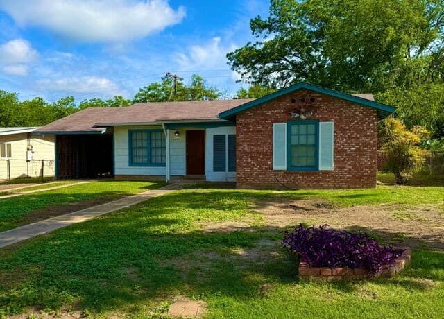 3-bedroom rental at 2423 Spicewood in San Antonio, TX — photo 1