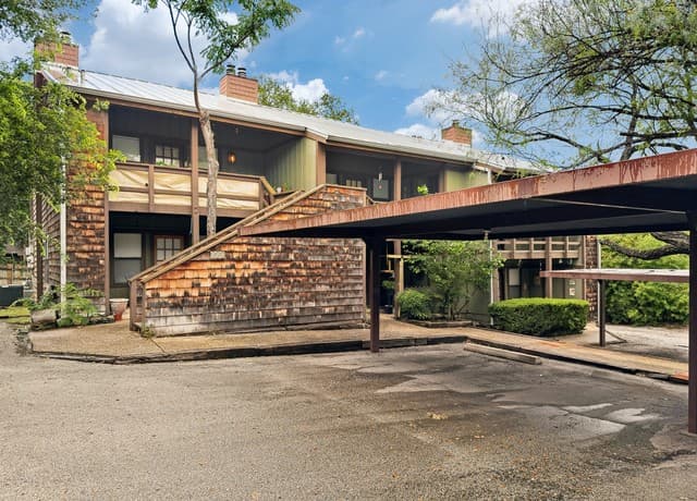 1-bedroom rental at 415 Albany Unit F in Alamo Heights, TX — photo 2