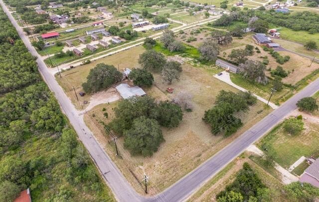 4-bedroom rental at 1081 County Road 773 in Devine, TX — photo 4