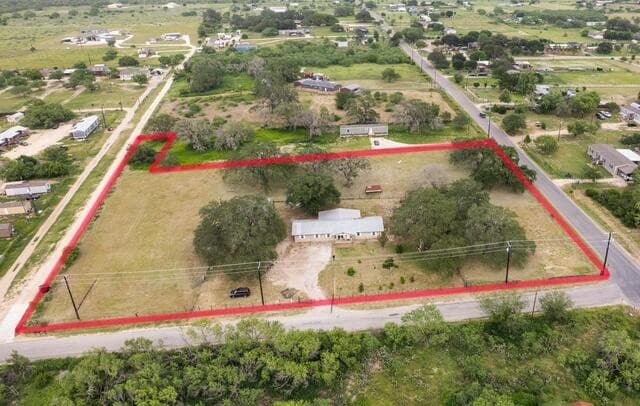 4-bedroom rental at 1081 County Road 773 in Devine, TX — photo 5