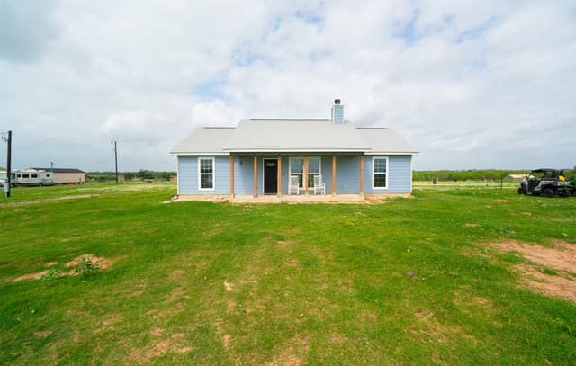 3-bedroom rental at 2948 Fm 1922 in Floresville, TX — photo 1