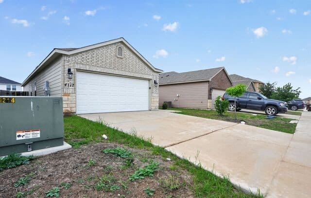 4-bedroom rental at 4117 Asher Aly in St Hedwig, TX — photo 2