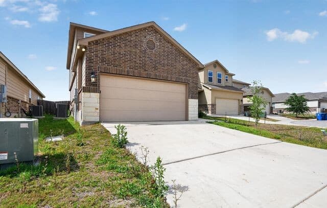 4-bedroom rental at 12919 Cicely Ct in St Hedwig, TX — photo 2