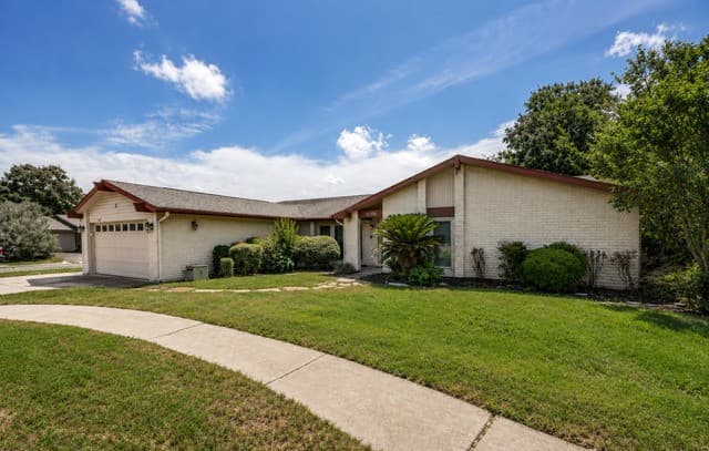 7-bedroom rental at 13206 Monte Rio St in San Antonio, TX — photo 2