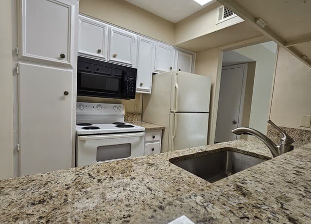 2-bedroom rental at 8702 Village Dr Unit 108 in San Antonio, TX — photo 5