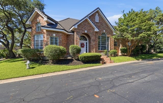 3-bedroom rental at 30 Burnham Glen in San Antonio, TX — photo 1