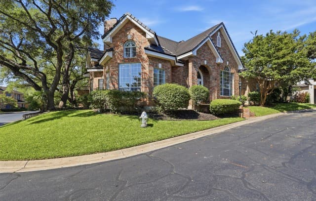 3-bedroom rental at 30 Burnham Glen in San Antonio, TX — photo 2