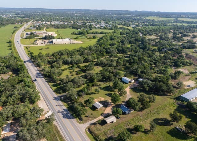 3-bedroom rental at 1534 S Us Highway 281 in Blanco, TX — photo 1
