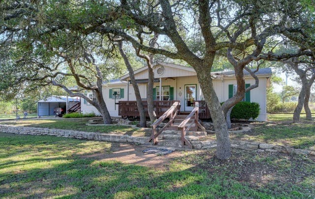 3-bedroom rental at 1534 S Us Highway 281 in Blanco, TX — photo 2