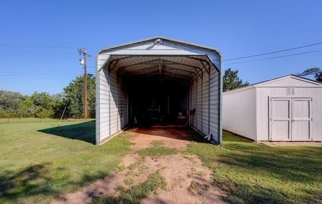 3-bedroom rental at 1534 S Us Highway 281 in Blanco, TX — photo 4