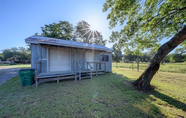 3-bedroom rental at 1534 S Us Highway 281 in Blanco, TX — photo 5