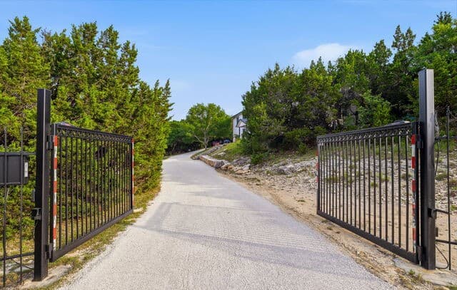4-bedroom rental at 25951 Mahogony Trl in San Antonio, TX — photo 4