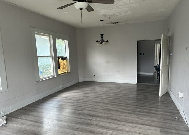 3-bedroom rental at 315 Linares in San Antonio, TX — photo 2