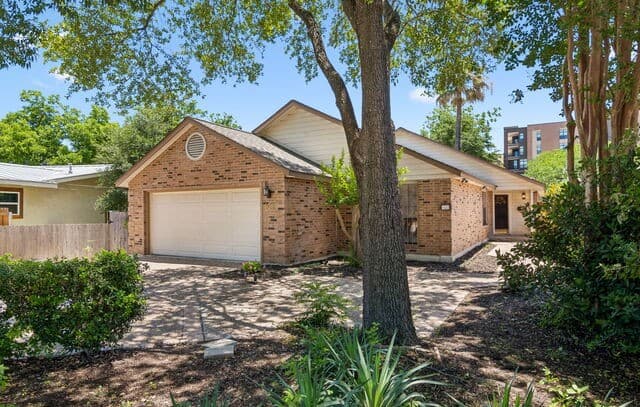 3-bedroom rental at 106 Hiler in San Antonio, TX — photo 2