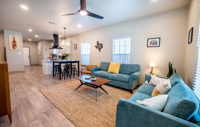 2-bedroom rental at 1123 S Olive in San Antonio, TX — photo 4